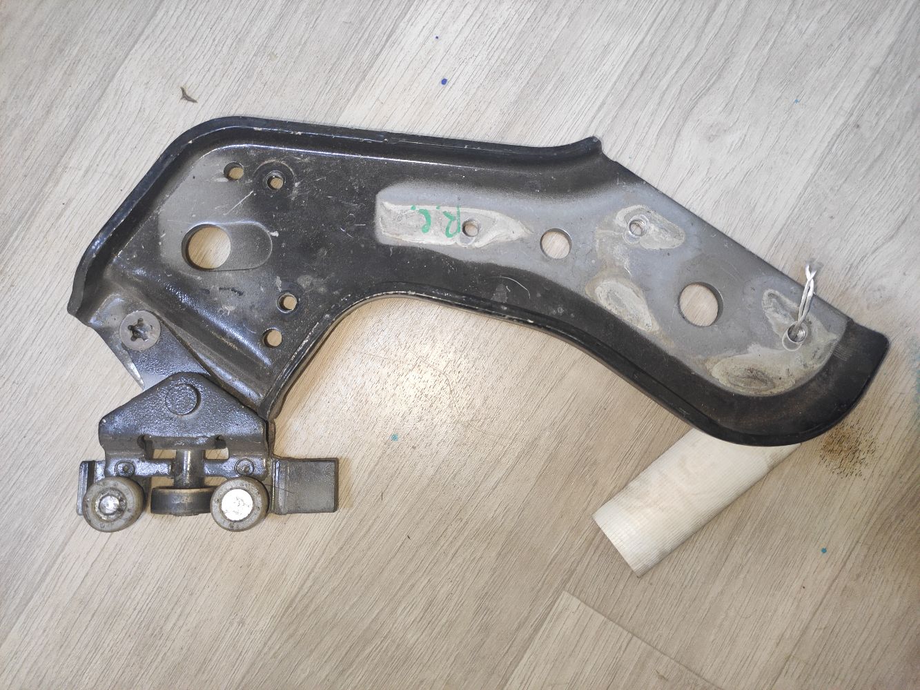 Ролик двери на Nissan Serena CC25 Фото 12