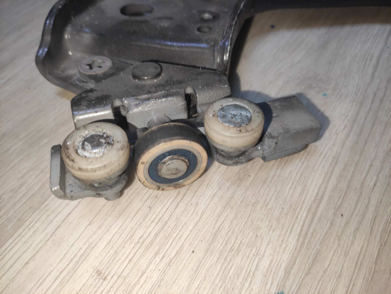 Ролик двери на Nissan Serena CC25 Фото 13