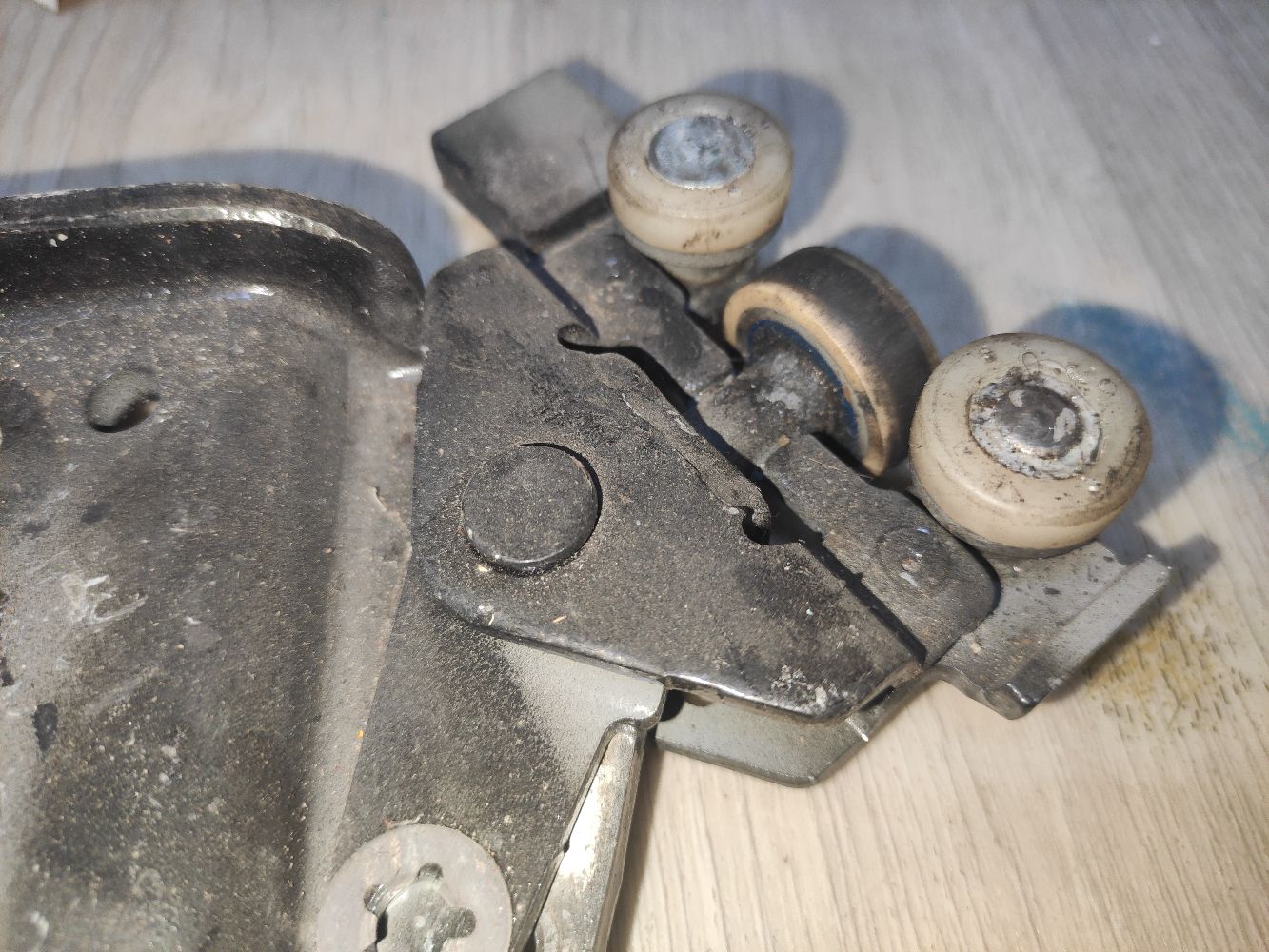 Ролик двери на Nissan Serena CC25 Фото 14