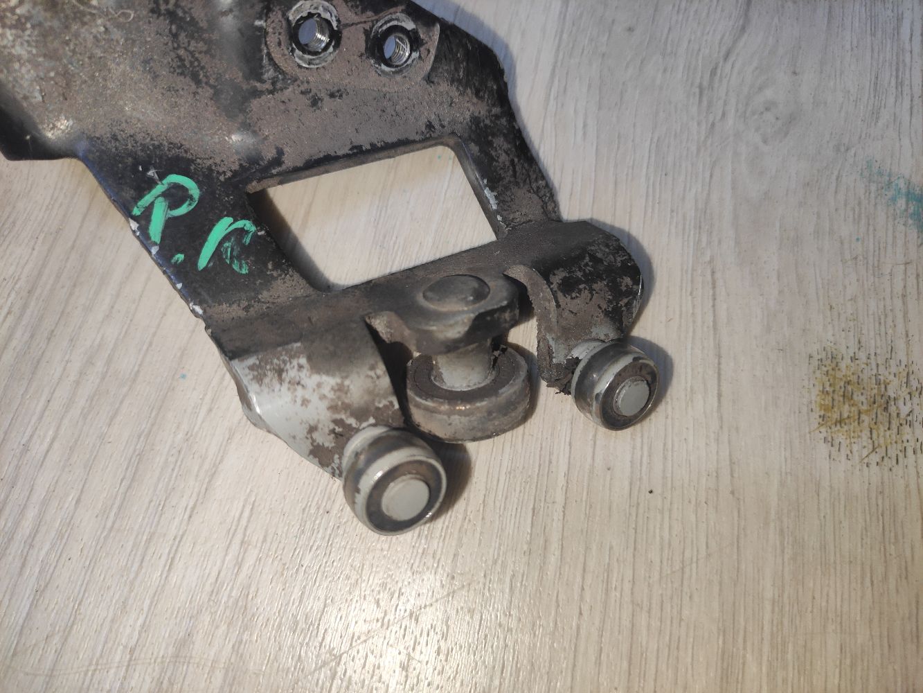 Ролик двери на Nissan Serena CC25 Фото 9