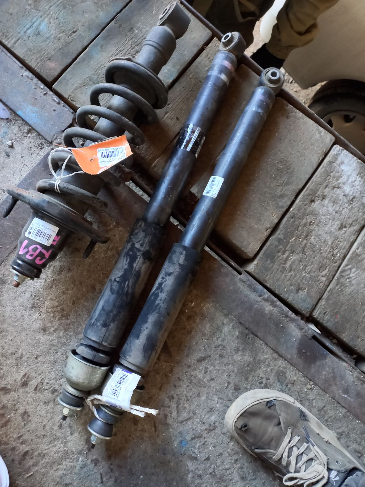 Амортизатор на Nissan Leaf ZE0 Фото 4