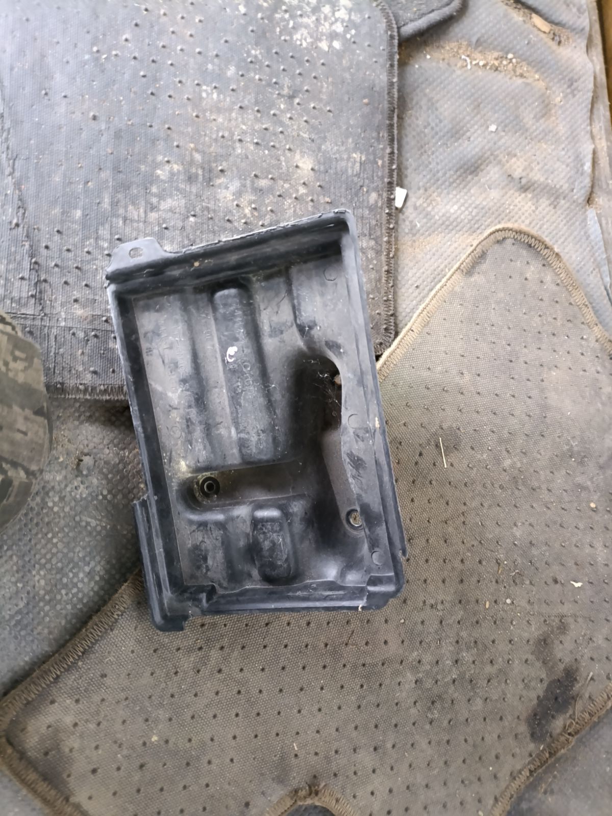 Подставка под аккумулятор 74431-51010 на Toyota Altezza SXE10 Фото 8