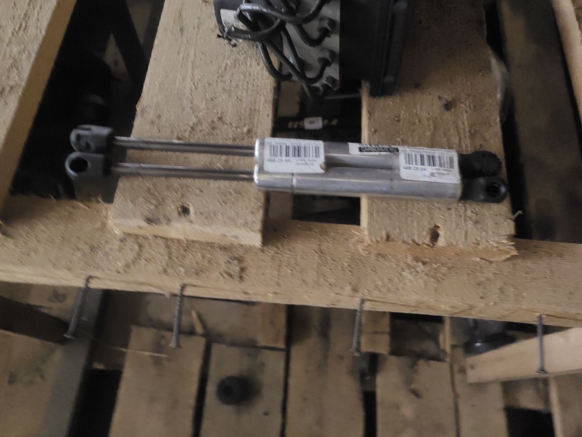 Амортизатор капота 3B5827550E на Volkswagen Passat 3B Фото 2