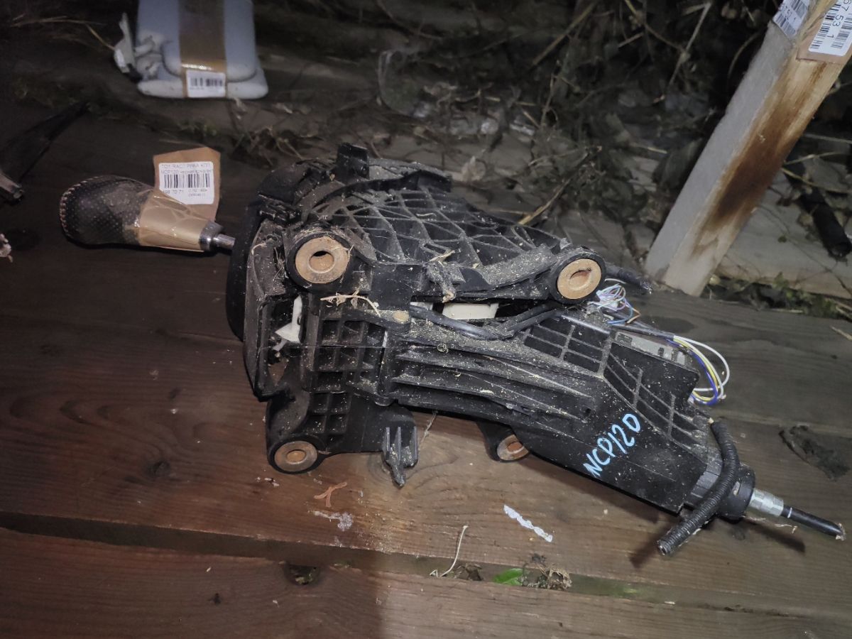 Ручка КПП на Toyota Ractis NCP120 Фото 9