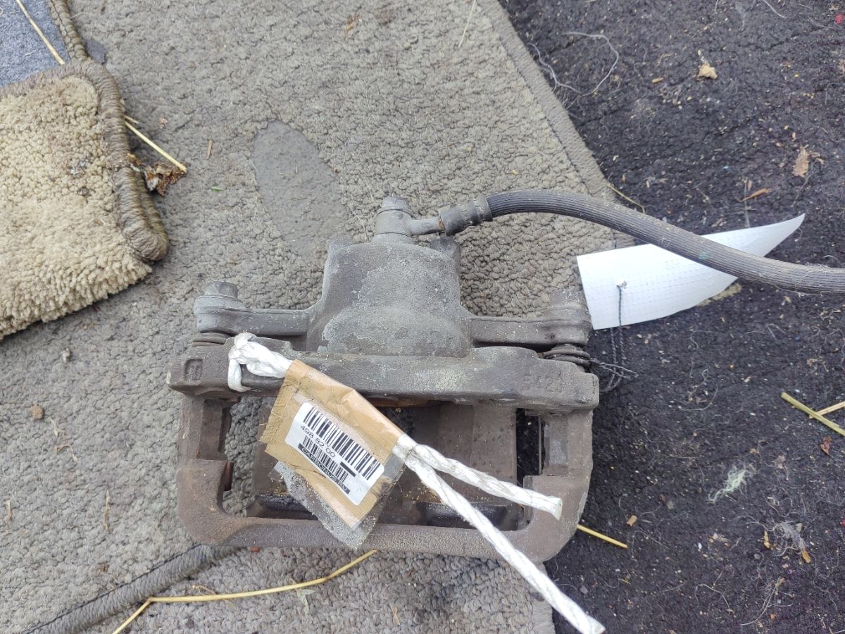 Суппорт на Nissan Note E11 HR15DE Фото 3