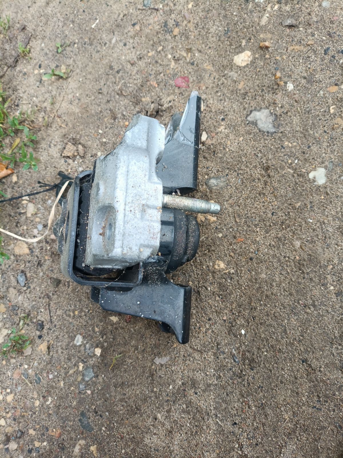 Подушка двигателя 12305-47070 на Toyota Vitz NSP130 1NR-FE Фото 4