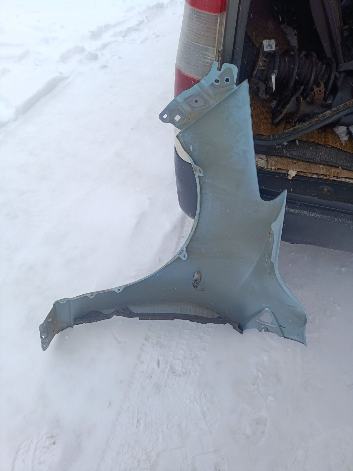 Крыло переднее 2741658, 3421312, 3421312A1, 4533021, 4533021J, 5605006, 6504043421312P, 931172, D01G52111B, D651-52-111B, GDFN0061R, MD234022FR, MZ10069AR, MZ10069BR, MZ10069BRV, MZ3093023, MZ51101600R00, MZ51101601R00, MZX0207270R на Mazda Demio DE3FS Фото 8