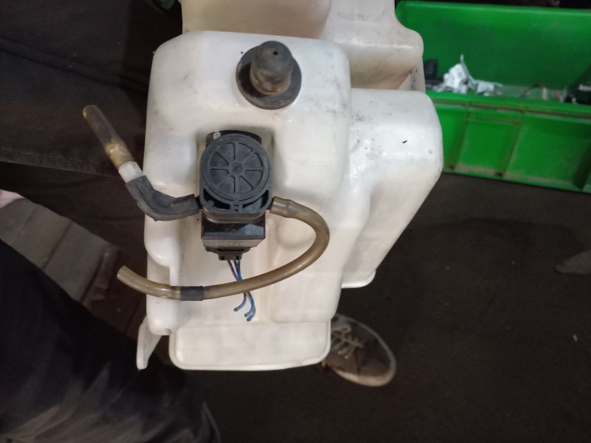 Бачок омывателя 85315-20390 на Toyota Caldina ST210G Фото 7