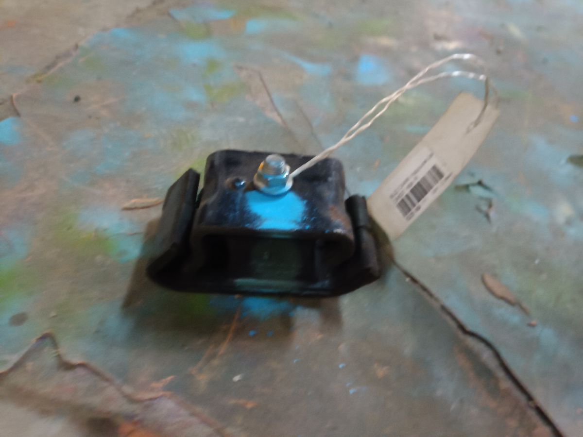 Подушка двигателя на Suzuki Carry DA63T K6A Фото 2