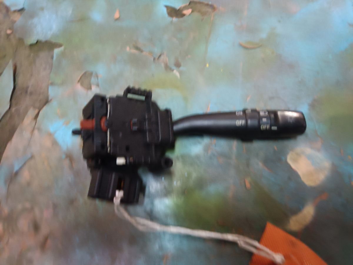 Переключатель поворотов на Toyota Camry ACV30 Фото 2