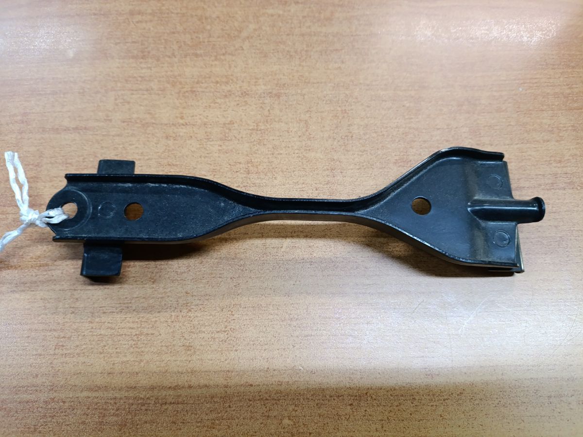 Крепление аккумулятора на Toyota Mark X GRX130 Фото 1