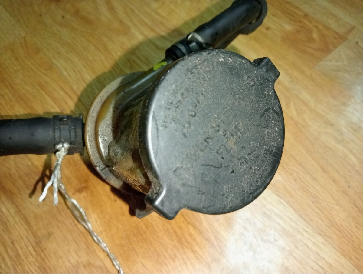 Бачок гидроусилителя 44360-42030 на Toyota Rav4 ZCA25W 1ZZ-FE Фото 5