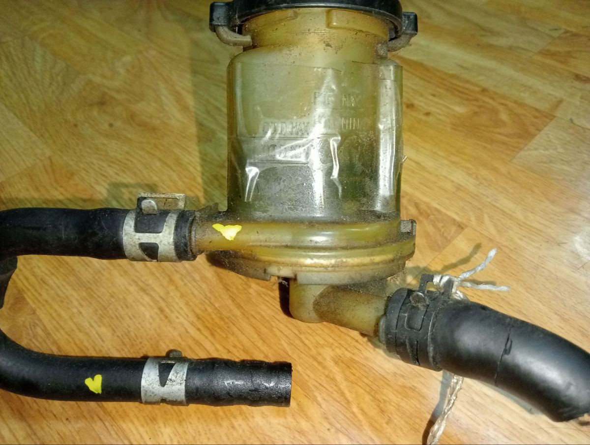 Бачок гидроусилителя 44360-42030 на Toyota Rav4 ZCA25W 1ZZ-FE Фото 6