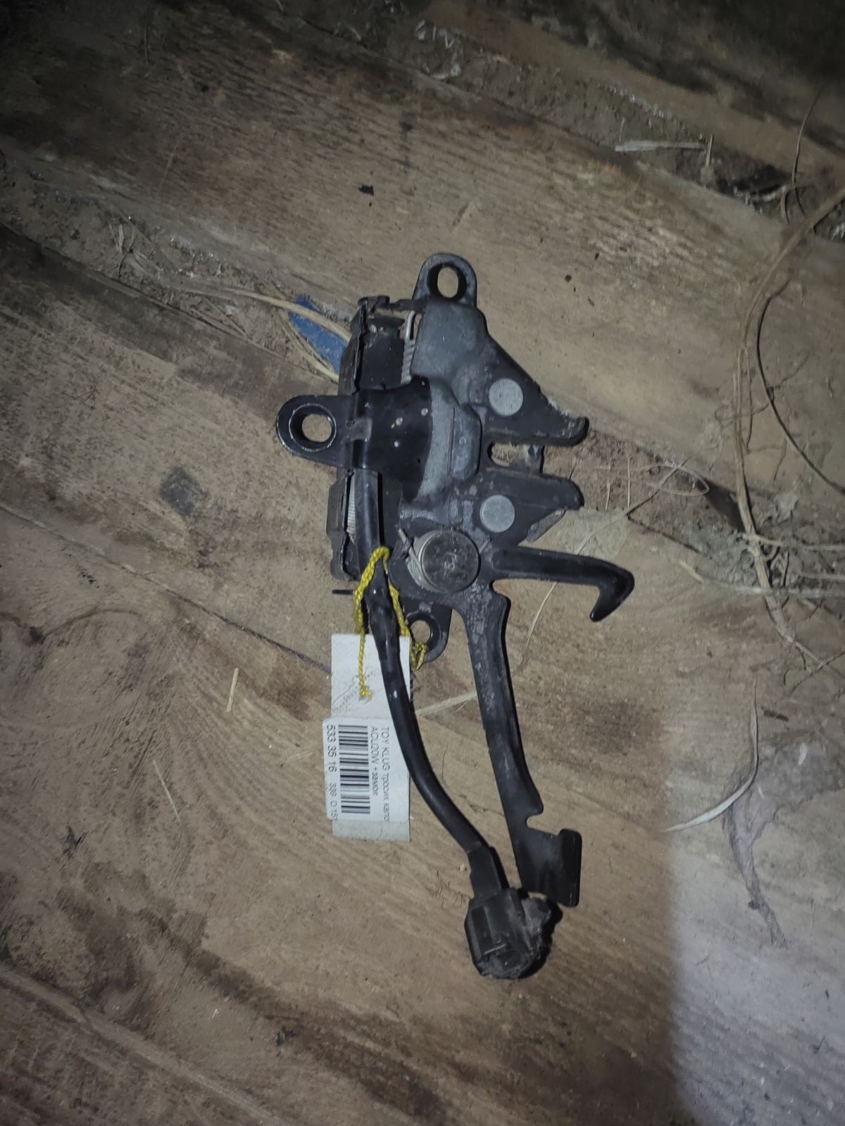 Замок капота на Toyota Kluger ACU20W Фото 6