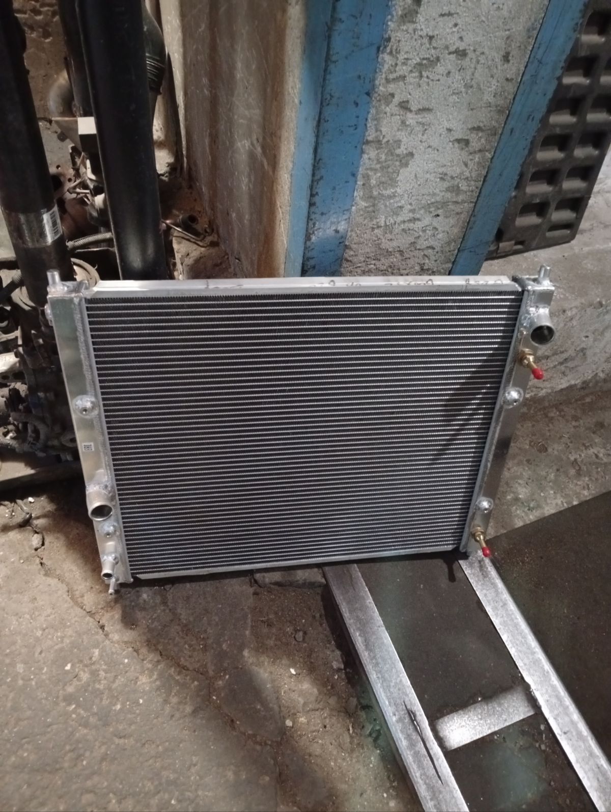 Радиатор ДВС TADASHI TD-036-8026, 10-26962-SX, 15932852, 15932855, 25789912, 25957496, 319093J, 319094J, 319205T, 606152, AT13055, CU13108, TD-036-13055-26, TD-036-7021 на Cadillac Cts LF1 Фото 3