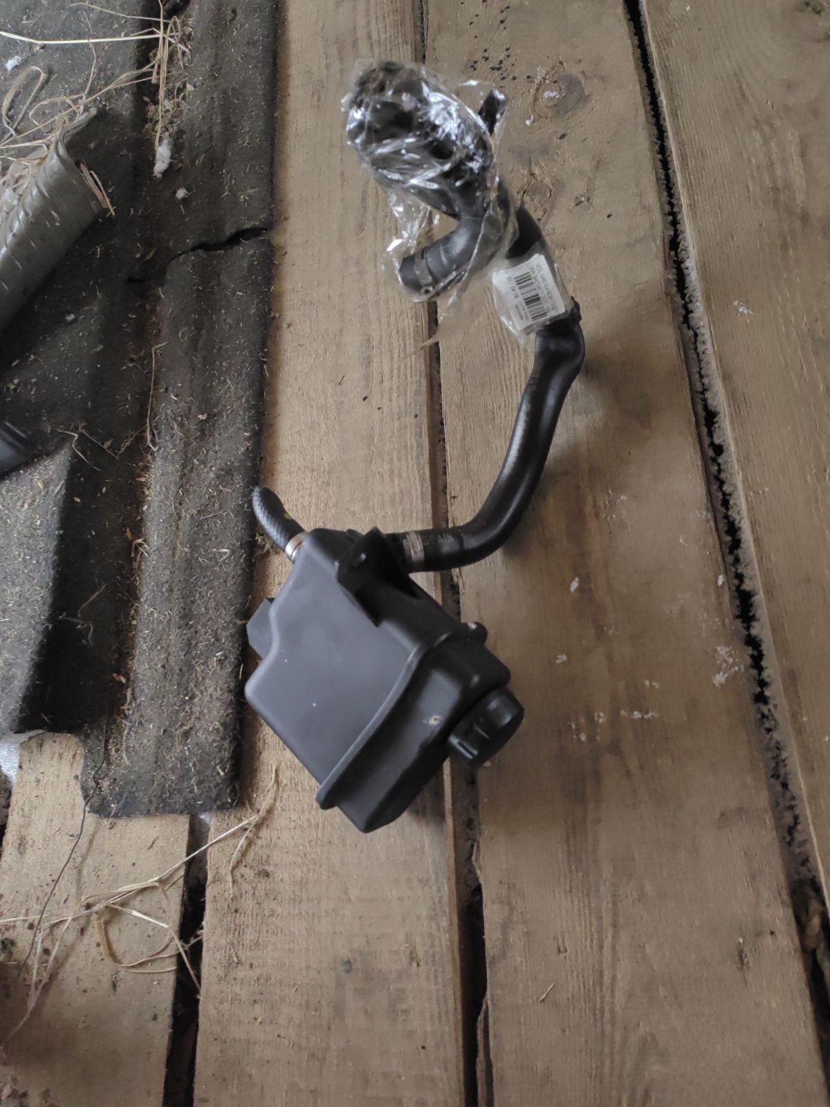 Бачок гидроусилителя 30630629 на Volvo V40 VW B4204T5 Фото 5