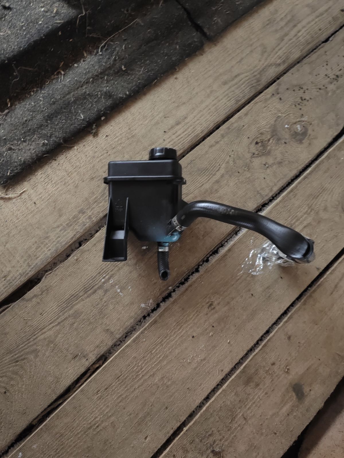 Бачок гидроусилителя 30630629 на Volvo V40 VW B4204T5 Фото 6