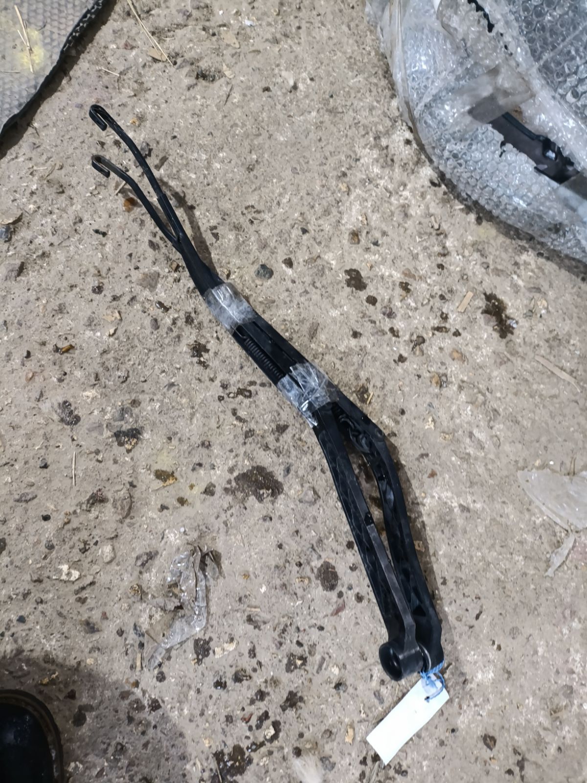 Держатель дворника на Toyota Camry ACV30 Фото 4