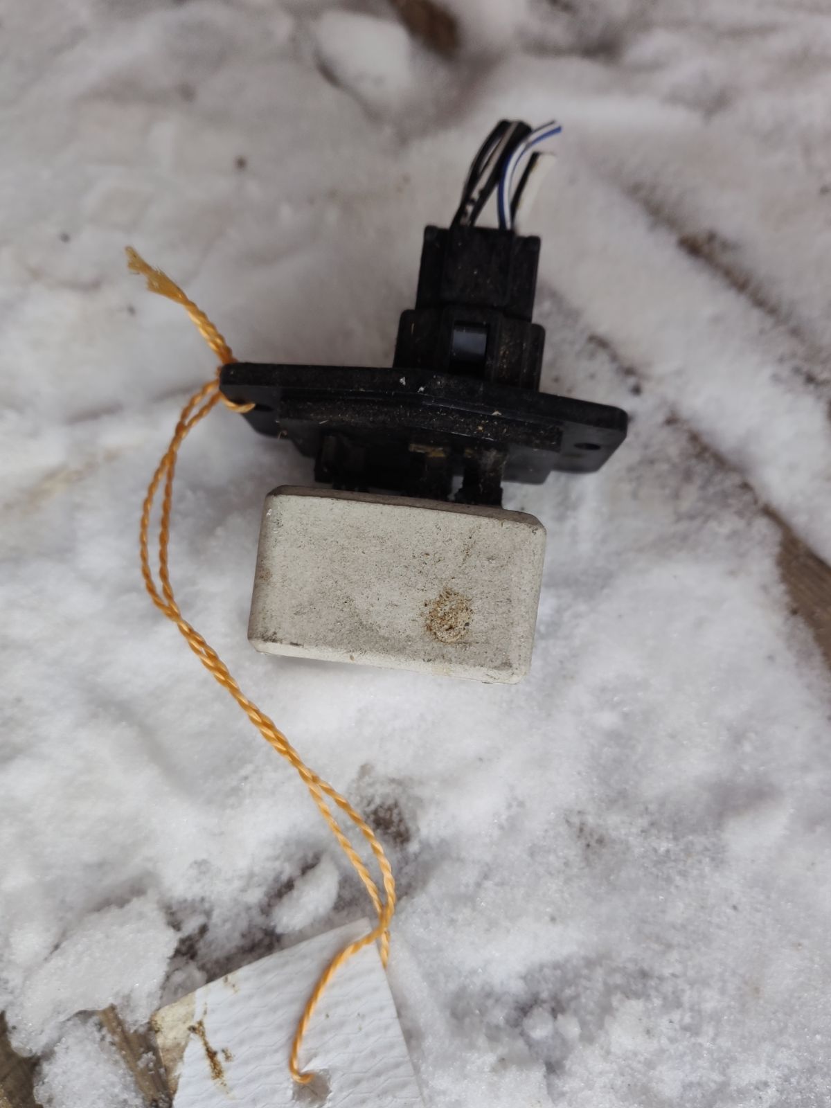 Регулятор скорости мотора отопителя на Toyota Celica ST202 3S-FE Фото 3