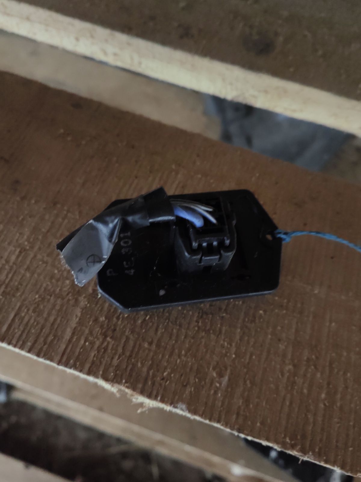 Регулятор скорости мотора отопителя 87138-52010 на Toyota Raum NCZ20 1NZ-FE Фото 3