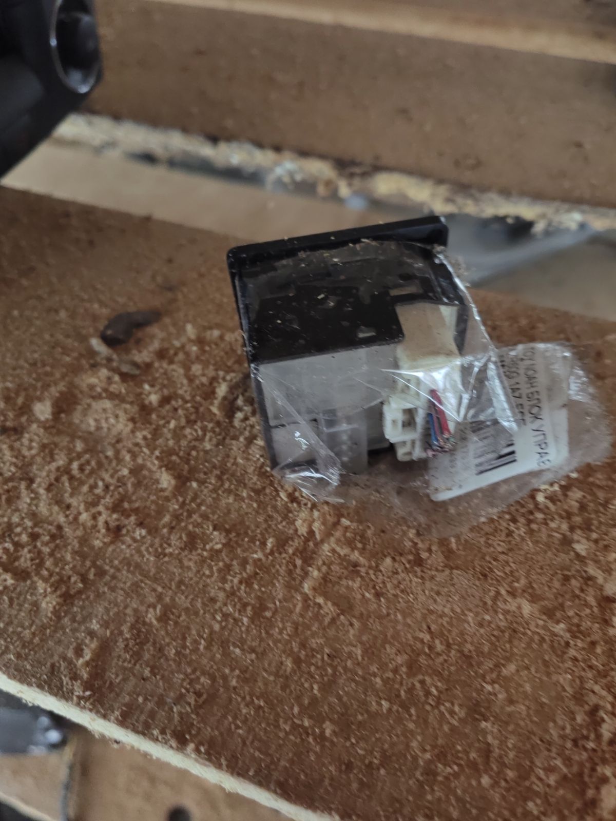 Блок управления зеркалами на Toyota Noah AZR60G 1AZ-FSE Фото 4