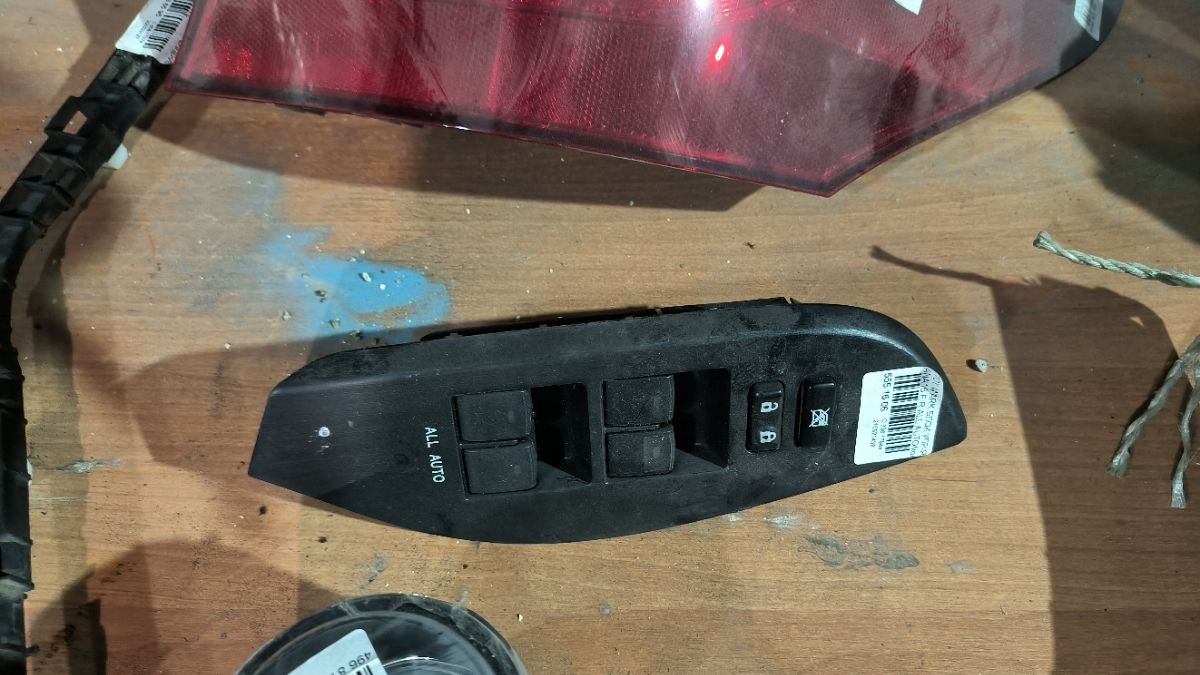 Блок упр-я стеклоподъемниками 84040-33080 на Toyota Mark X Zio ANA15 Фото 3