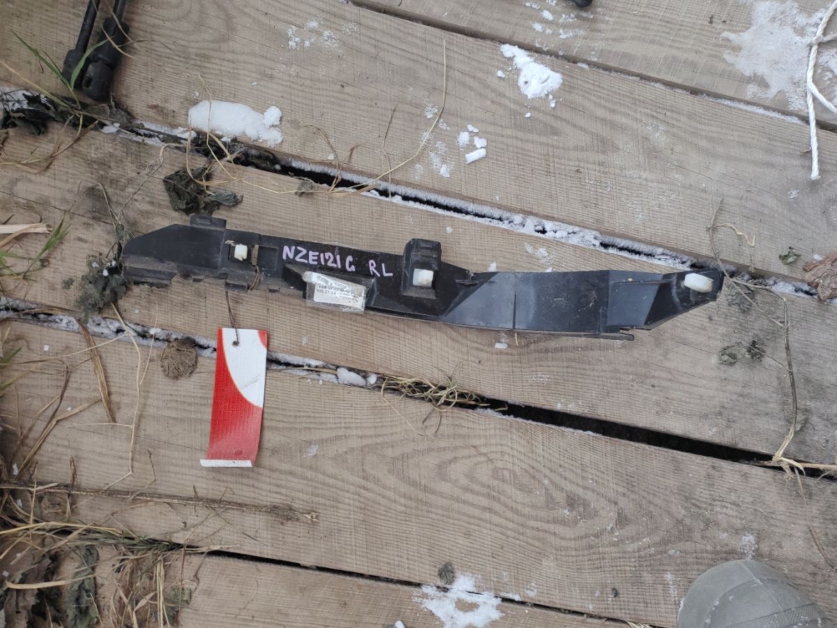 Крепление бампера на Toyota Corolla Fielder NZE121G Фото 5