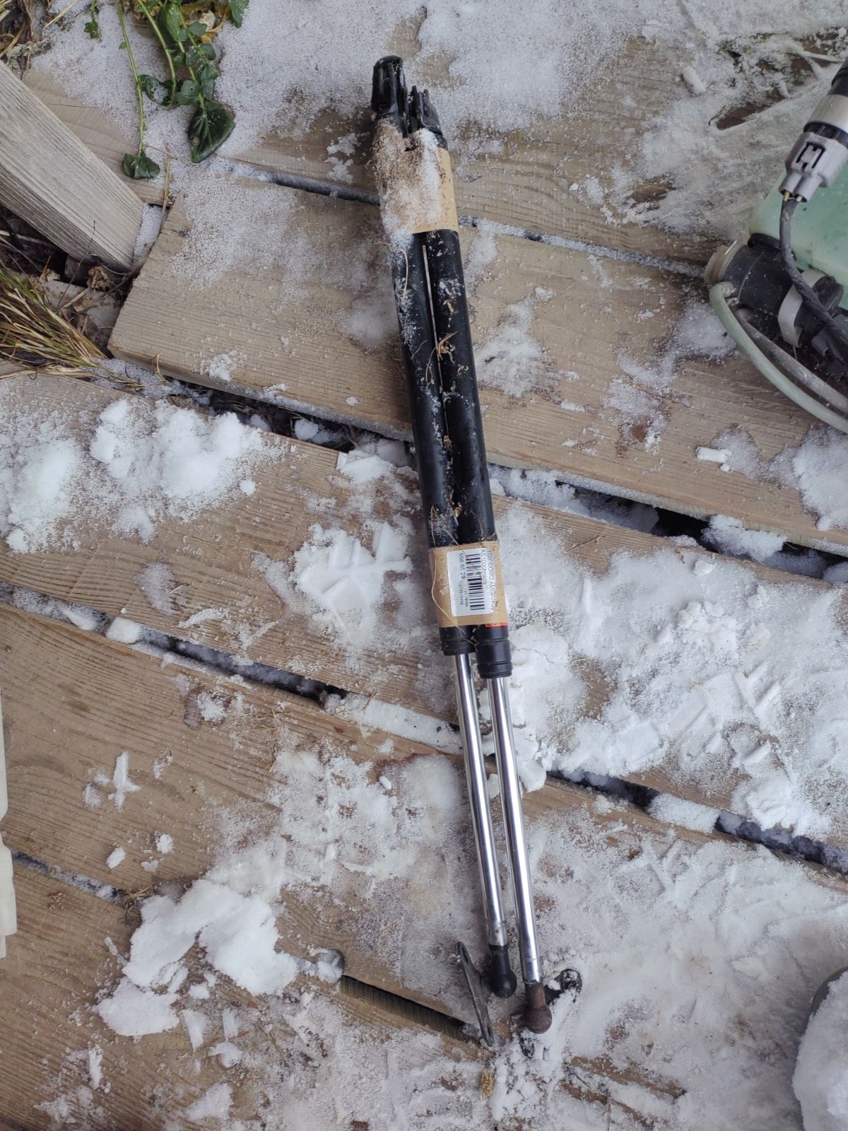 Амортизатор двери на Toyota Corolla Wagon AE100G Фото 3