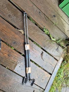 Амортизатор двери на Nissan Cube Z10 Фото 3