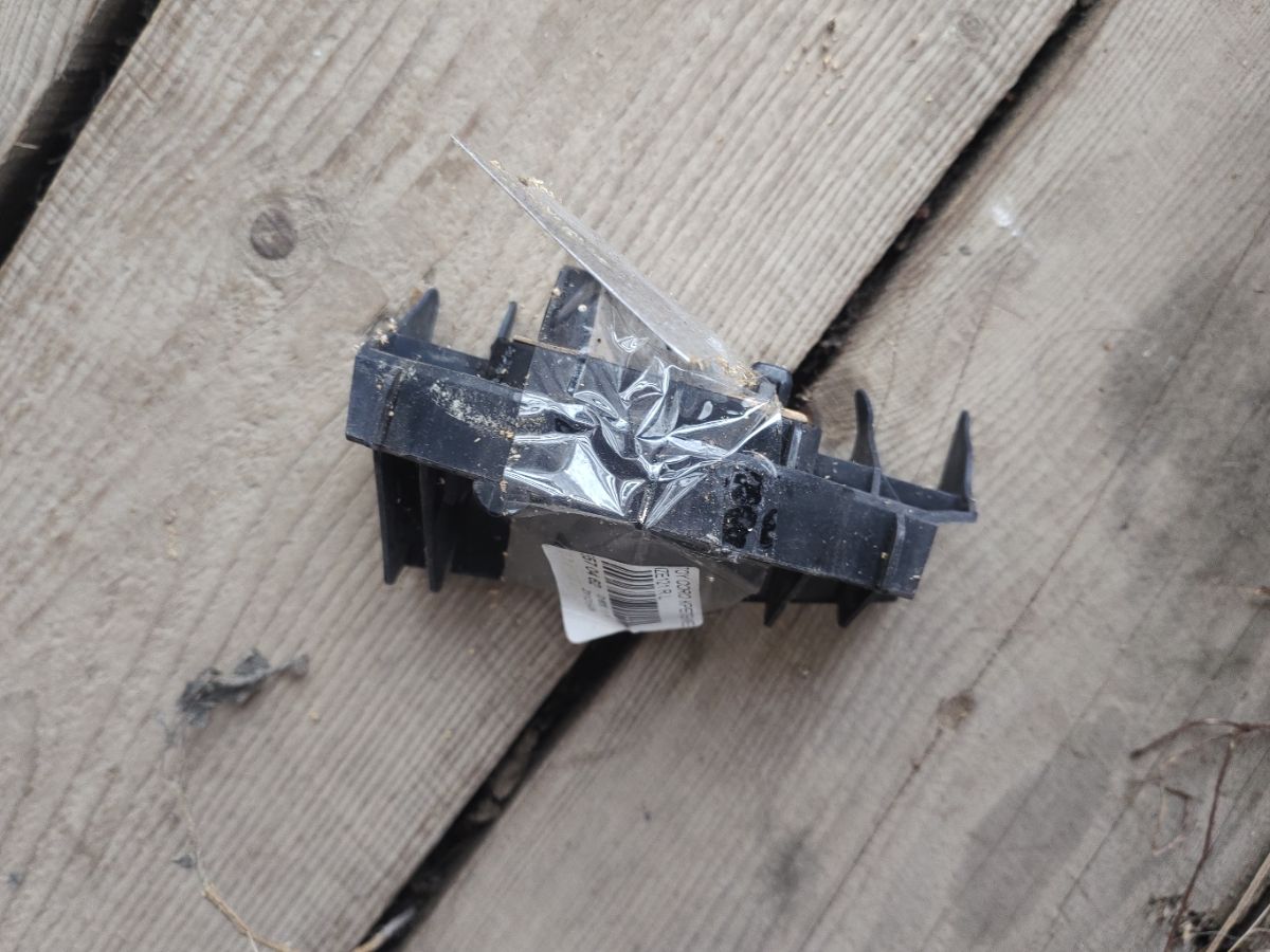 Крепление бампера на Toyota Corolla Runx NZE121 Фото 4