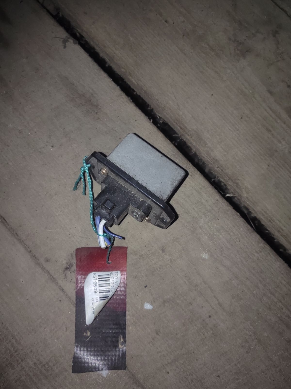 Регулятор скорости мотора отопителя 87138-52010 на Toyota Vitz NCP10 2NZ-FE Фото 4