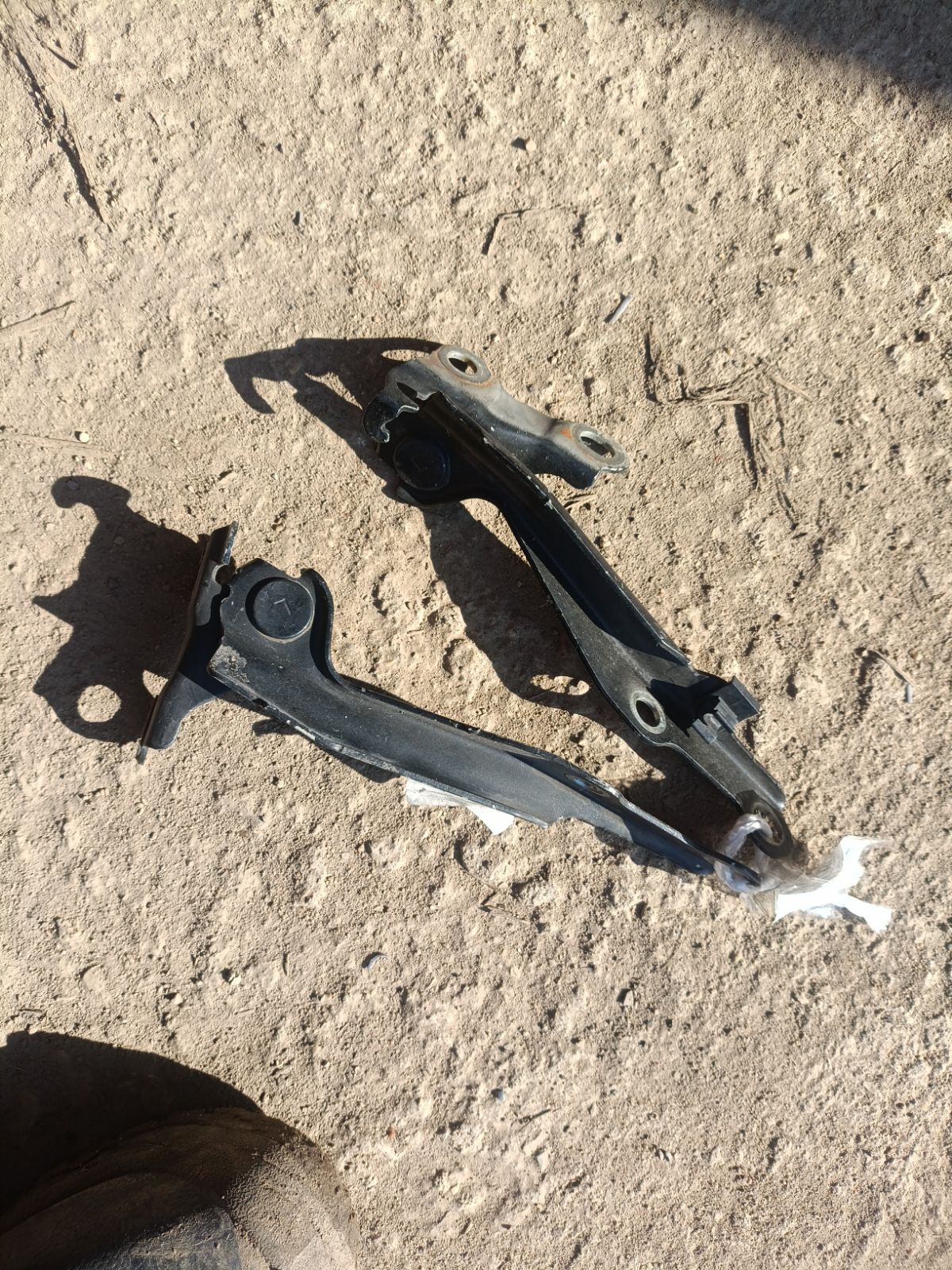 Крепление капота 53410-52010, 53420-52010 на Toyota Vitz NCP10 Фото 3