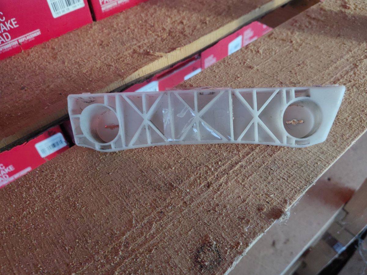 Крепление бампера на Nissan Bluebird Sylphy KG11 Фото 4