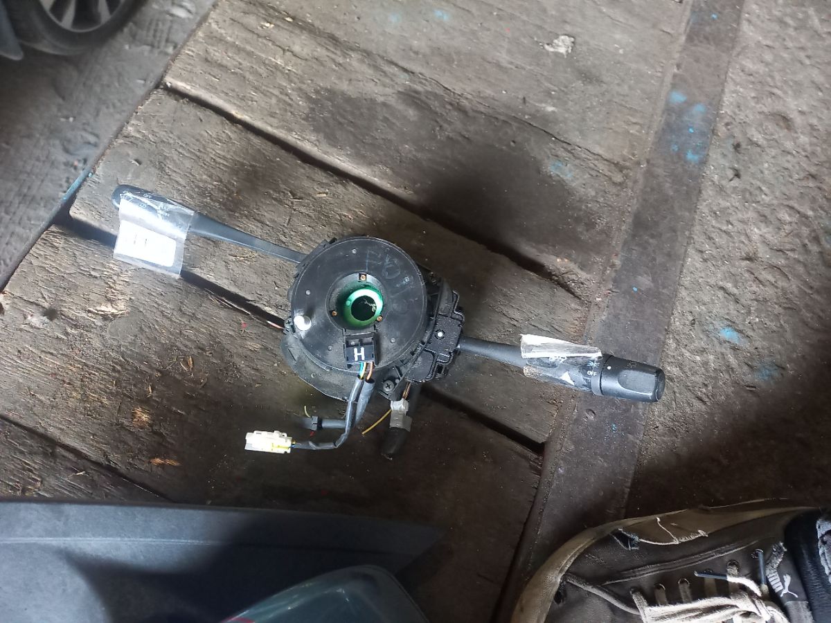 Переключатель поворотов на Nissan Sunny FB15 Фото 4