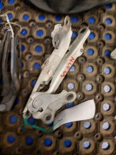 Крепление капота 53410-52010, 53420-52010 на Toyota Ist NCP65 Фото 4