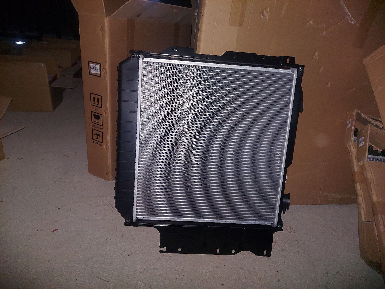 Радиатор ДВС TADASHI TD-036-5896, 05102983AA, 102132, 32318502, 5102983AA, 52028040, 52028041, 52028044, 52028123, 52028123AB, 52029121, 52029122, 52080 180, 52080 181, 52080 183, 520800186AC, 520800186AG, 52080180, 52080180AB, 52080180AE, 52080180AF, 52080181, 52080181AB, 52080181AF, 52080181AG, 52080183, 52080183AB, 52080183AC, 52080183AF, 52080183AG, 52080184, 52080184AB, 52080184AC, 52080184AG, 52080184AH, 52080186AG, 55037652AA, 55037653AA, 55037653AB, 55037653AC, 55037654AA, 55037654AB, 55037657AA, 55037658AA, 61036, CU2101, FX-036-5896, FX-036-5896A, K05102983AA, K52028123, K52080184AB, K52080186AC, K55037654AA, K55037654AB, TD-036-5896A на Jeep Wrangler TJ EPE Фото 3