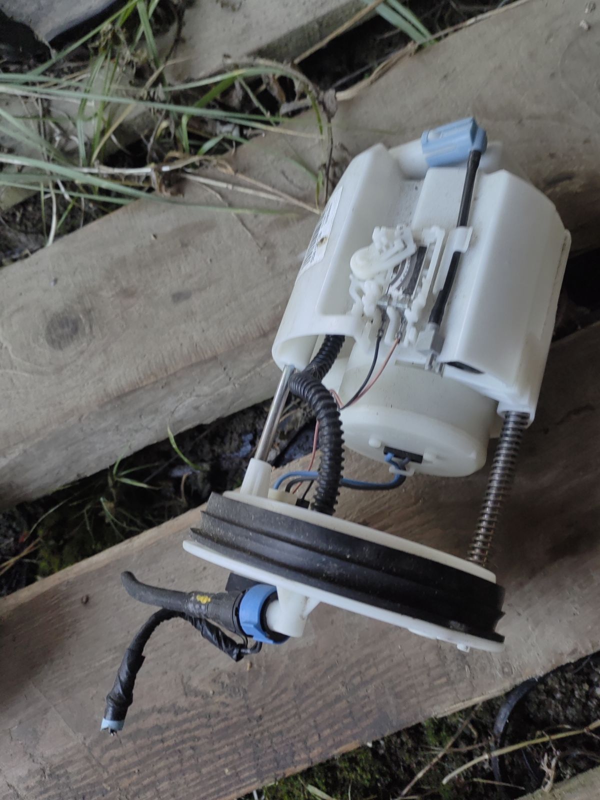 Бензонасос 2S6U9350A1A, ZJ201335XA на Mazda Demio DY3W ZJ-VE Фото 4