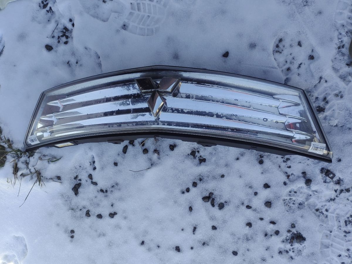 Решетка радиатора на Mitsubishi Delica D2 MB15S Фото 4