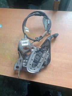 Тросик стояночного тормоза на Honda Stream RN7 R18A Фото 6