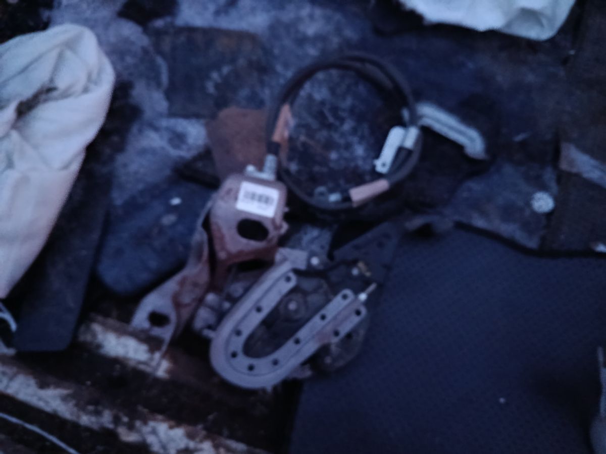 Тросик стояночного тормоза на Honda Stream RN7 R18A Фото 3