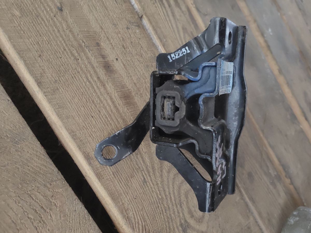 Подушка двигателя на Suzuki Alto HA36S R06A Фото 6