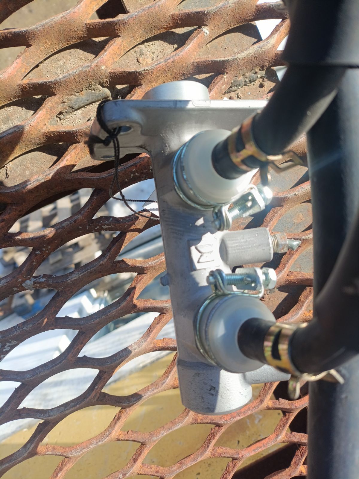 Главный тормозной цилиндр на Isuzu Elf NKR55 4JB1 Фото 9