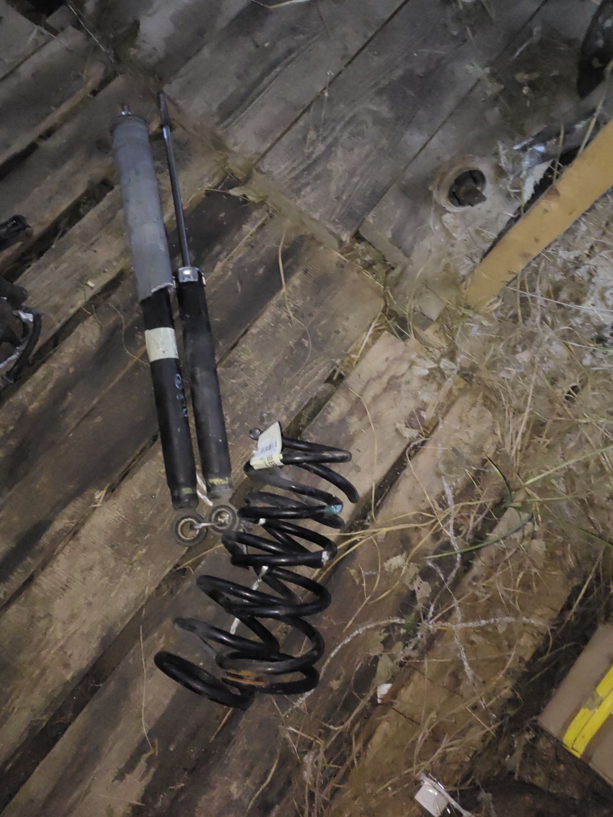 Амортизатор на Toyota Noah AZR60G Фото 4