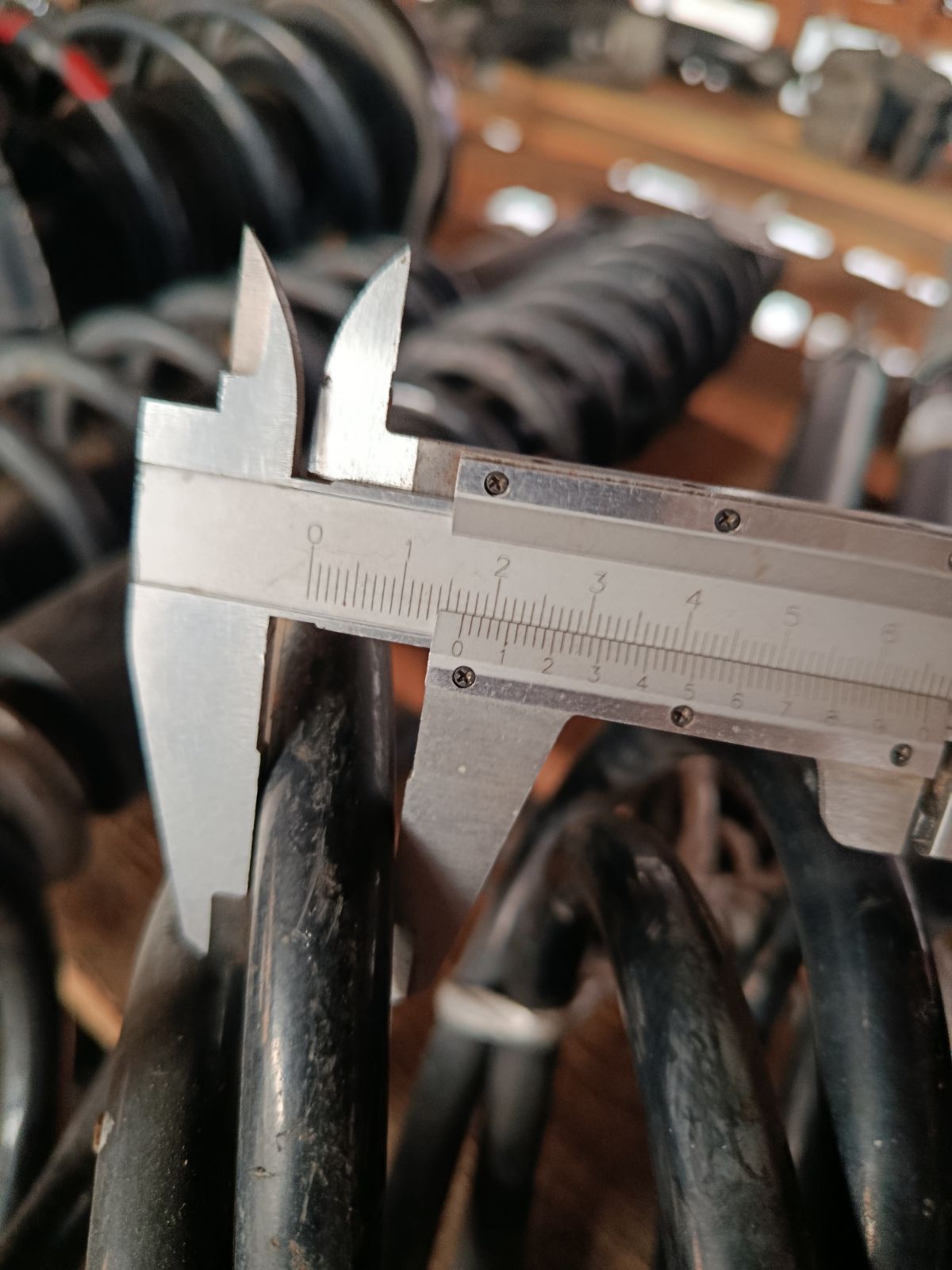 Амортизатор на Toyota Noah AZR60G Фото 5