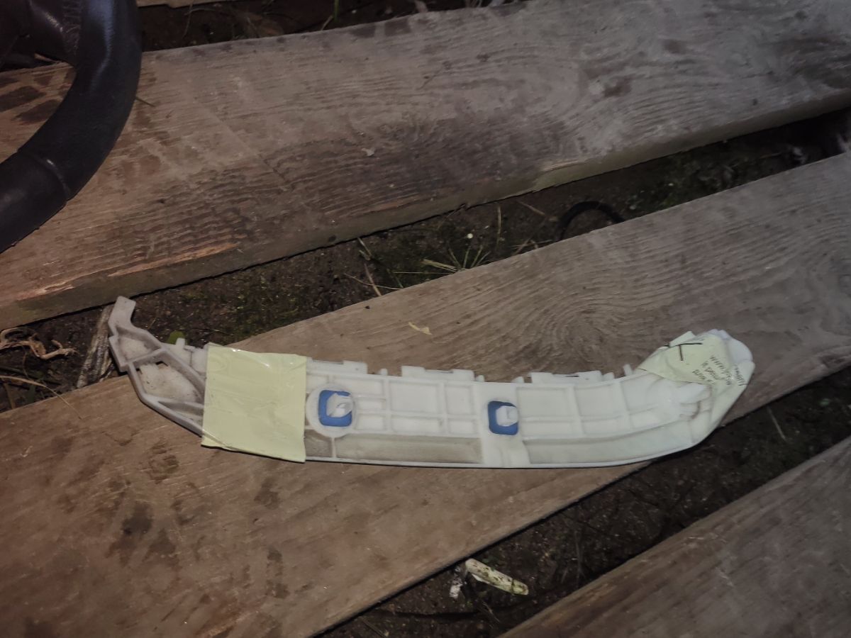 Крепление бампера 52575-52120 на Toyota Ractis NSP120 Фото 4