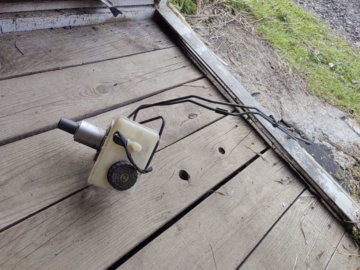 Главный тормозной цилиндр A0054309001, A0054309101 на Mercedes-Benz S-Class W220.065 112.944 Фото 4