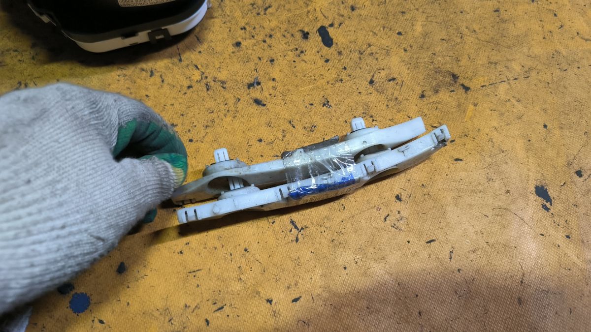 Крепление бампера на Nissan March NK13 Фото 3