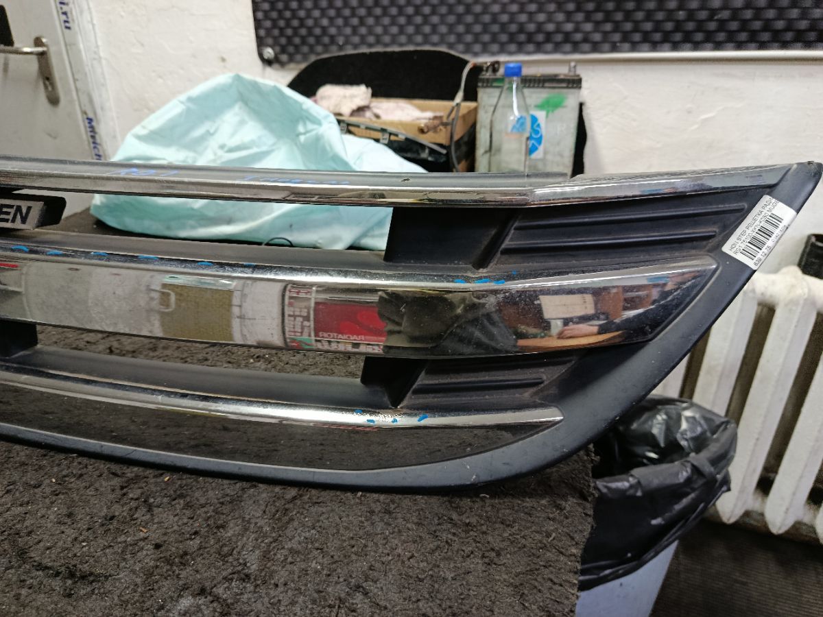 Решетка радиатора 75100-XKN-K0S0 на Honda Stepwgn RG1 Фото 8