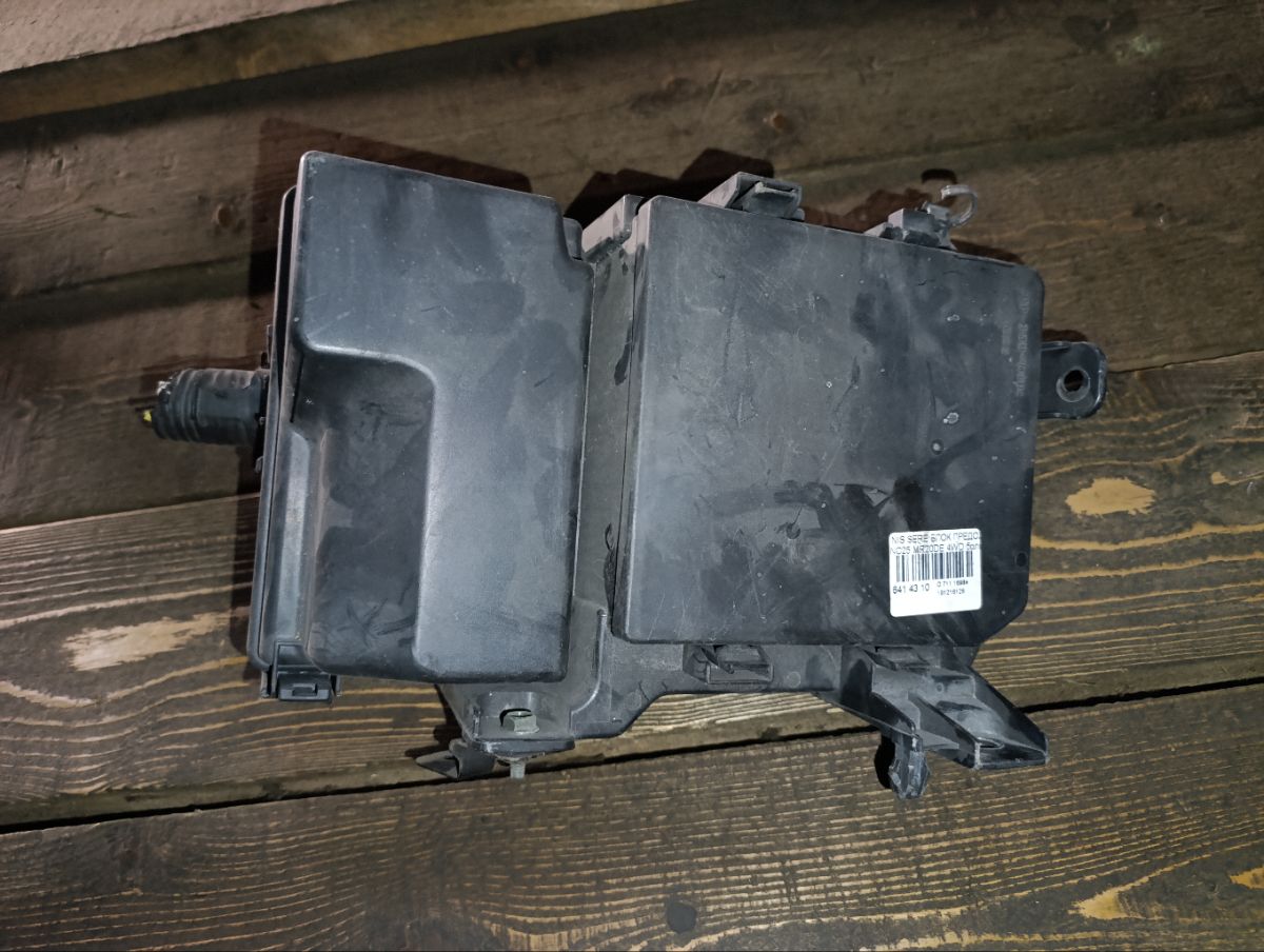Блок предохранителей на Nissan Serena NC25 MR20DE Фото 3