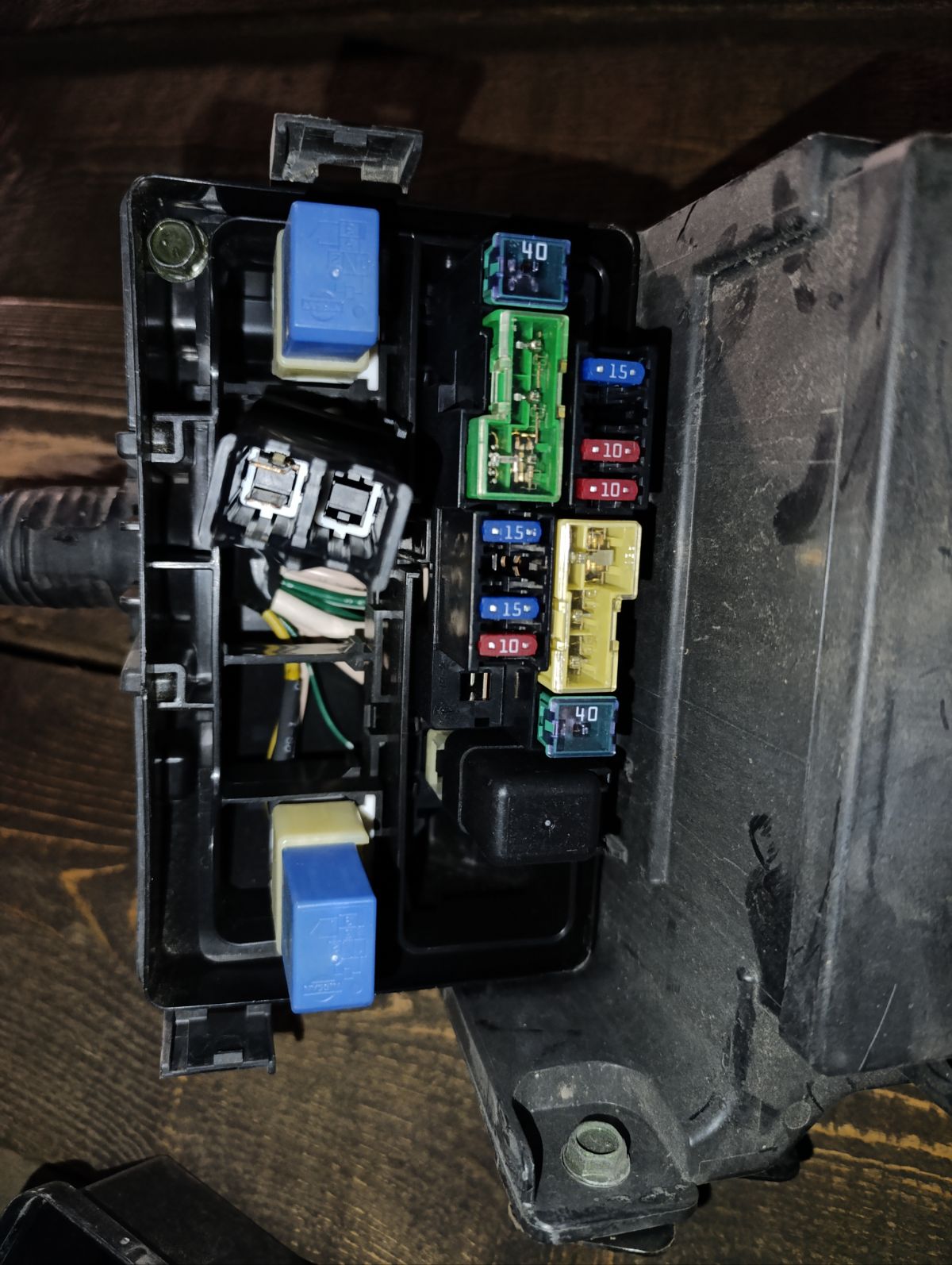 Блок предохранителей на Nissan Serena NC25 MR20DE Фото 5